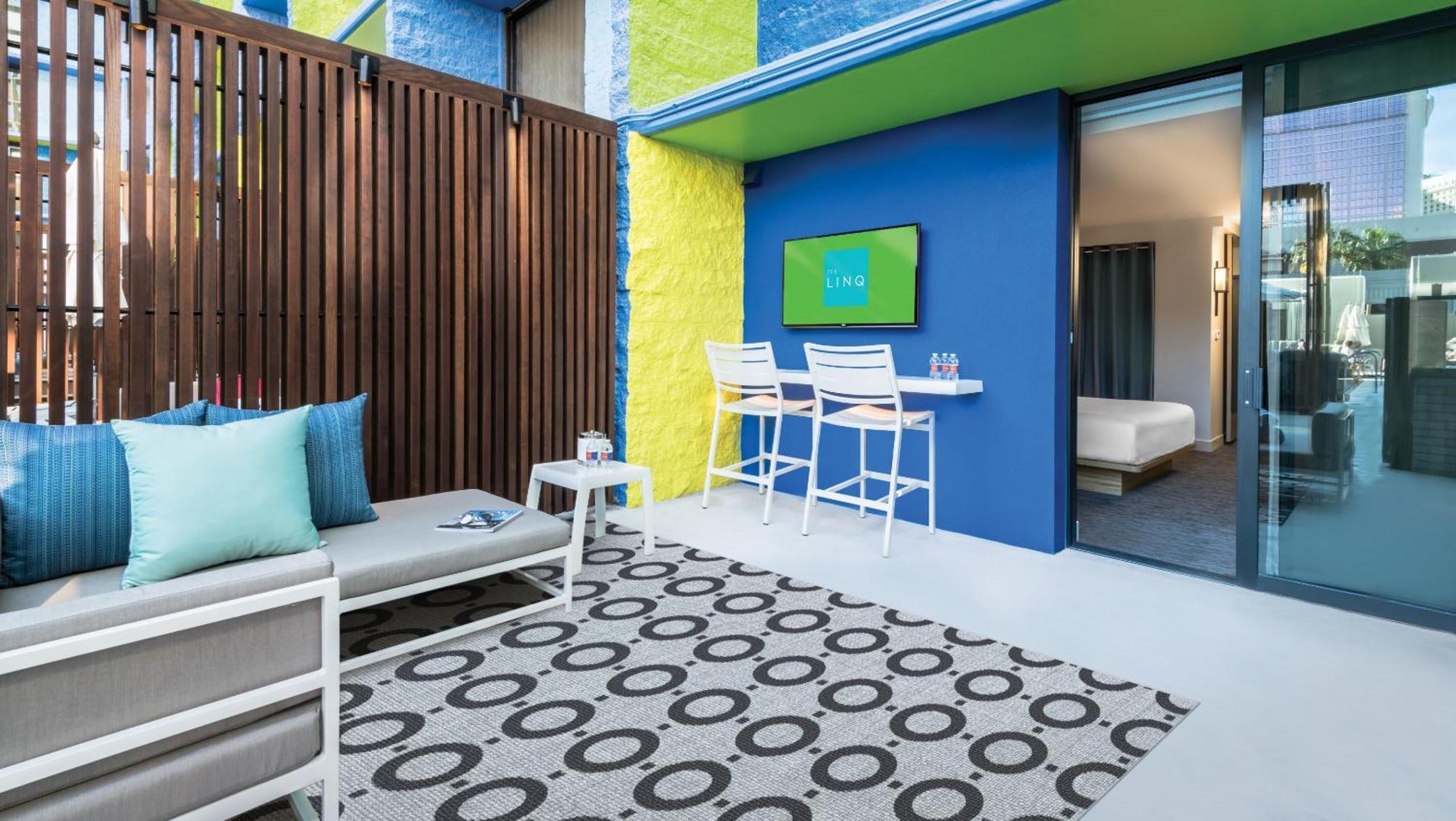District 3 Dlx Poolside Cabana 2 Queen Non-Smoking
